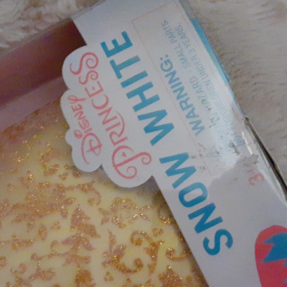 Disney Princess 12" Classic Snow White Doll w/Magic Mirror Pendant - Picture 5 of 10